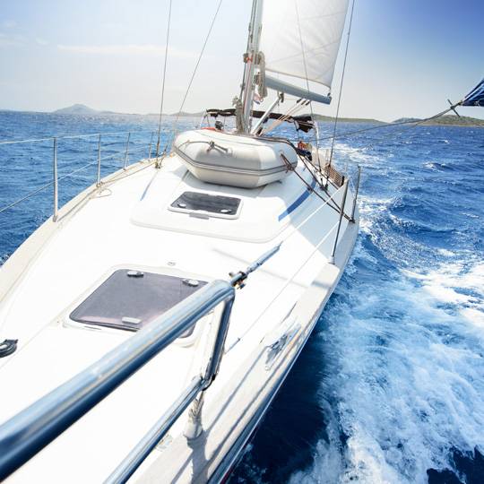 Bateau en Corse, à moteur ou à voile, profitez de la mer turquoise corse